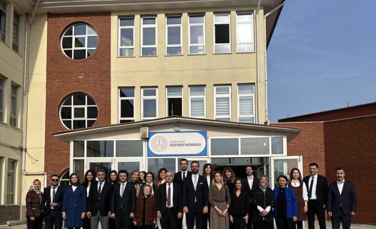 Tohum Otizm Vakfı’nın “Her Sınıf Bir Tohum” projesi “ETİ Mutlu Kutu” desteğiyle Kastamonu’da yenilendi