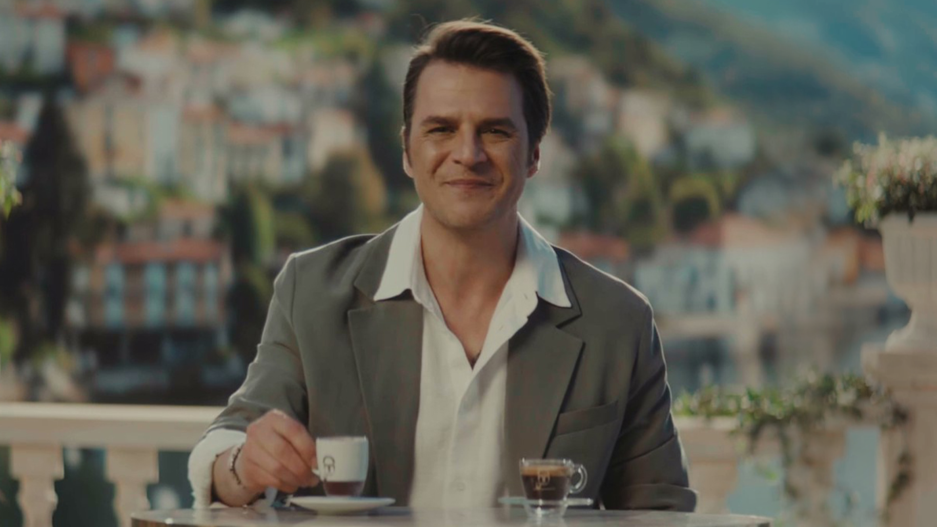 Kurukahveci Mehmet Efendi, yeni reklam kampanyasını Mehmet Günsür ile hayata geçirdi