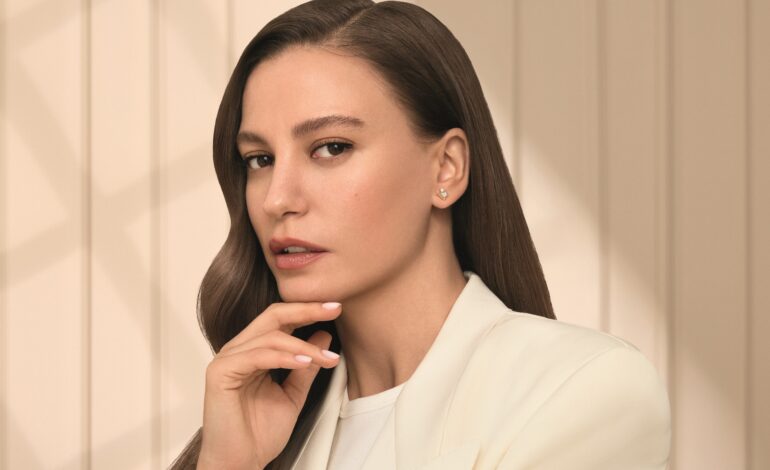 Serenay Sarıkaya, L’Oréal Paris True Match’in yeni kampanyası için kamera karşısına geçti