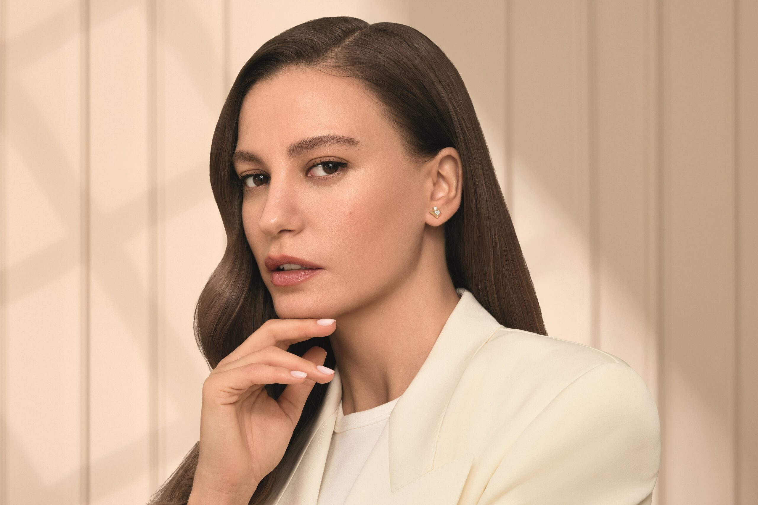 Serenay Sarıkaya, L’Oréal Paris True Match’in yeni kampanyası için kamera karşısına geçti