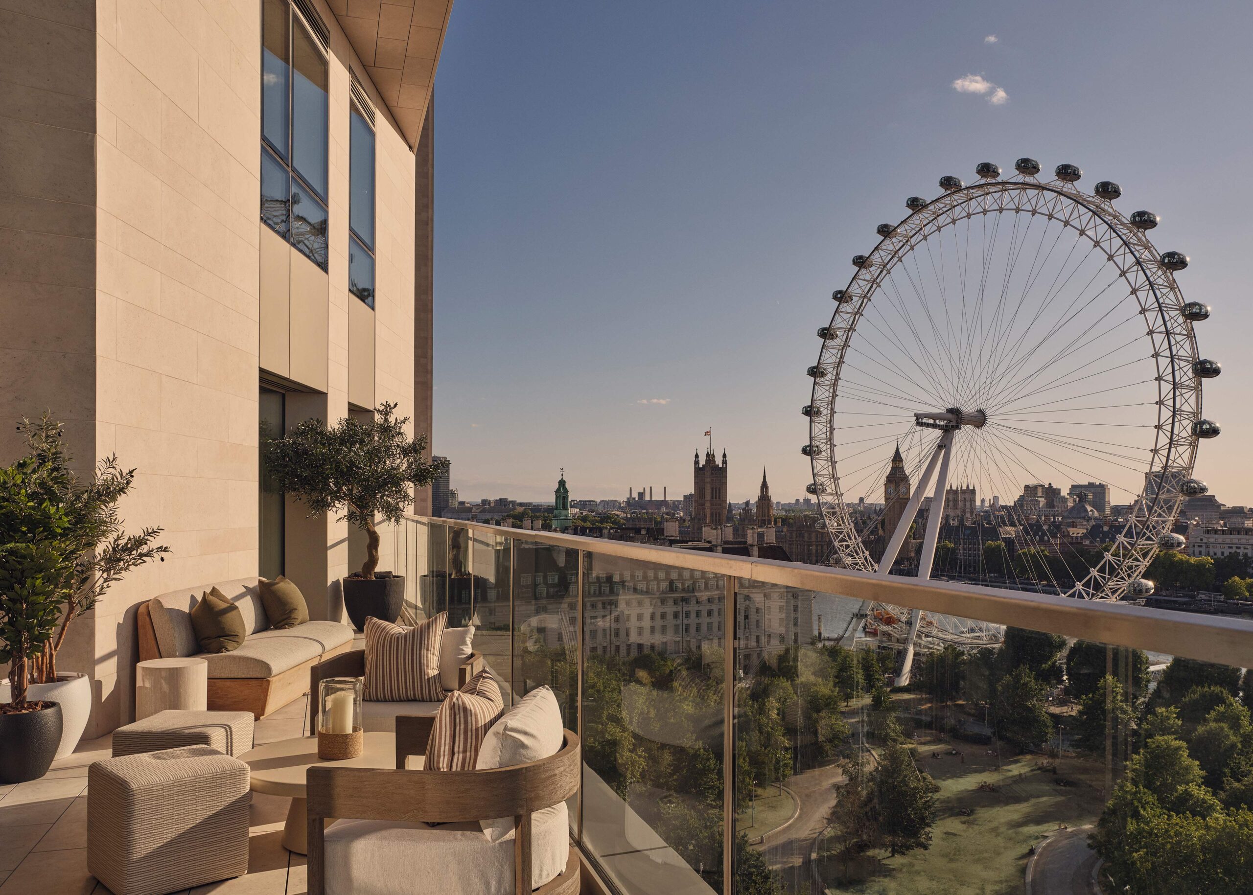 Londra’nın ikonik South Bank bölgesinde penthouse yaşamına yeni bir yorum