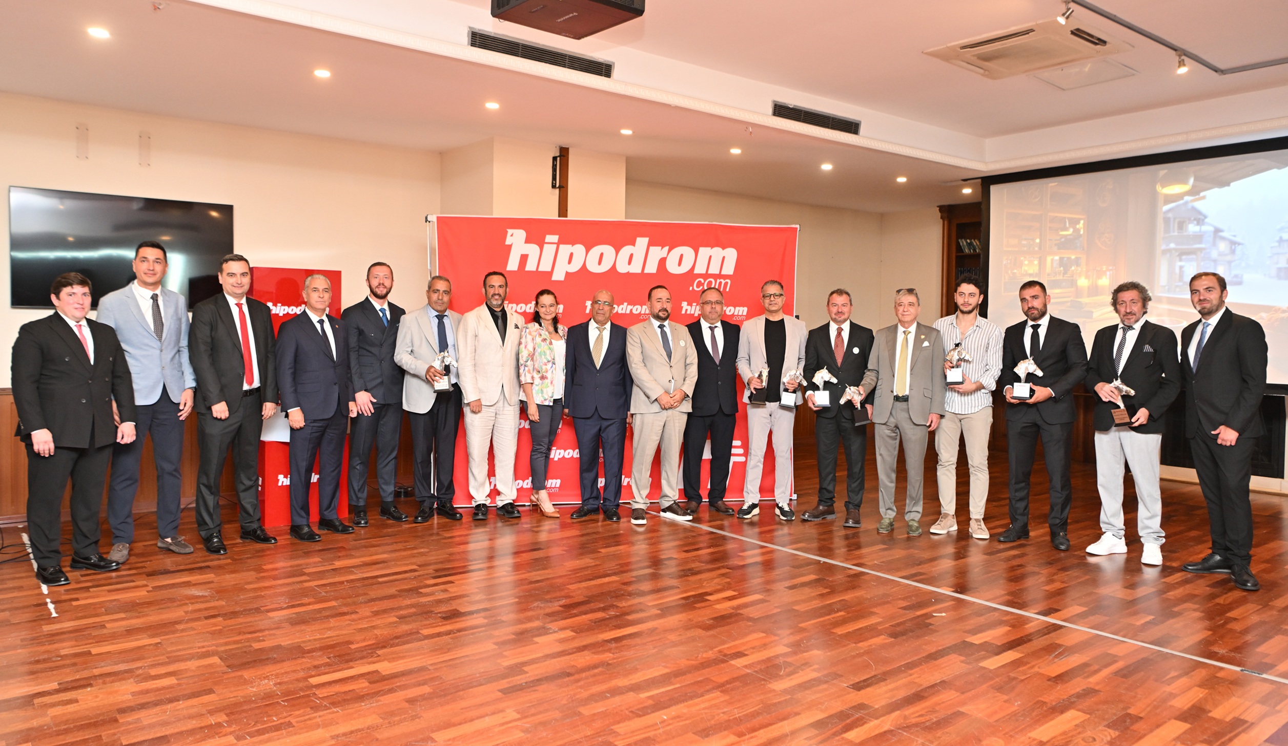 Hipodrom.com ana sponsorluğundaki 11. Karayel Ödülleri’nde yılın başarılı safkanları ödüllendirildi