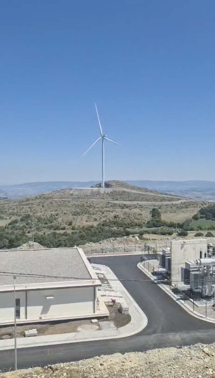 Çalık Renewables’ın Zatriq Rüzgâr Enerji Santrali Projesi’nde ilk türbinler devreye alındı